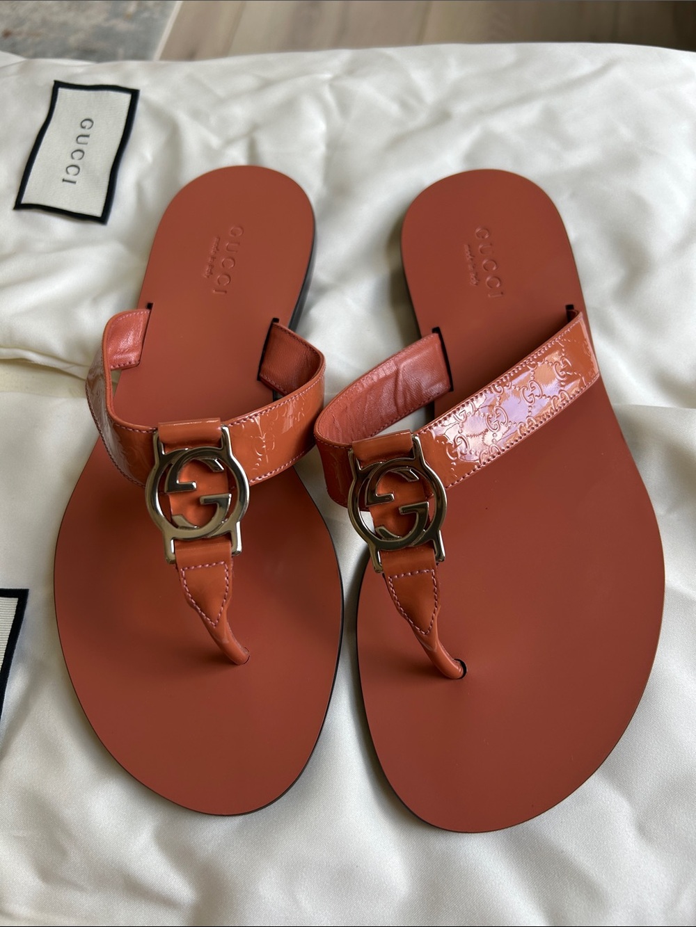 Brand new Gucci Women's Coral Patent Leather GG Thong Sandals